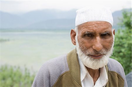 simsearch:857-03193142,k - Portrait d'un homme avec un lac en arrière-plan, lac Wullar, Jammu And Kashmir, Inde Photographie de stock - Rights-Managed, Code: 857-03193136