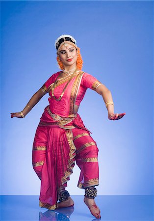 Femme assure Bharatnatyam la danse classique de l'Inde Photographie de stock - Rights-Managed, Code: 857-03554013