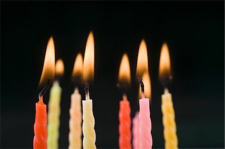 Close-up of burning birthday candles Foto de stock - Con derechos protegidos, Código: 857-03554068