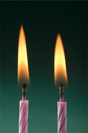 Gros plan de la combustion de bougies d'anniversaire Photographie de stock - Rights-Managed, Code: 857-03554075
