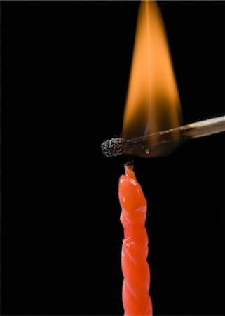 fósforo - Matchstick lighting a birthday candle Foto de stock - Con derechos protegidos, Código: 857-03554072