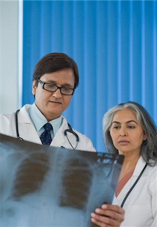 simsearch:857-03554118,k - Zwei Ärzte untersuchen einen Röntgen-Bericht, Gurgaon, Haryana, Indien Stockbilder - Lizenzpflichtiges, Bildnummer: 857-03554133