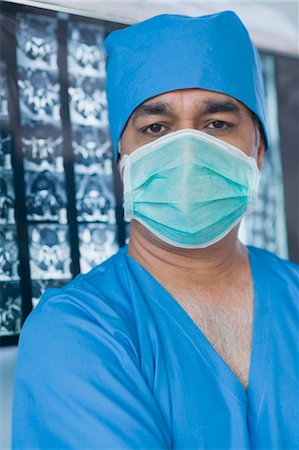 simsearch:640-06051647,k - Portrait of a surgeon wearing a surgical mask, Gurgaon, Haryana, India Foto de stock - Direito Controlado, Número: 857-03554157