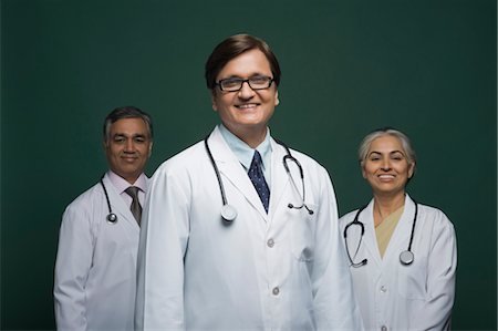 simsearch:857-03554275,k - Portrait of three doctors smiling Fotografie stock - Rights-Managed, Codice: 857-03554175