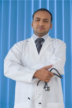simsearch:857-03554118,k - Porträt eines Arztes halten ein Stethoskop, Gurgaon, Haryana, Indien Stockbilder - Lizenzpflichtiges, Bildnummer: 857-03554178