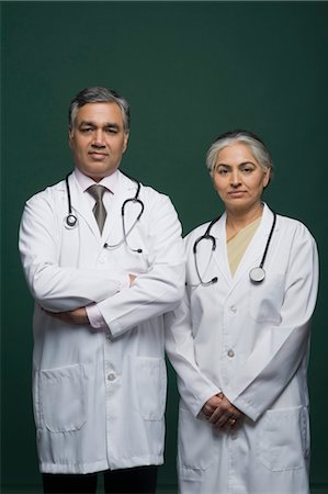 simsearch:857-03554275,k - Portrait of a female doctor standing with a male doctor Fotografie stock - Rights-Managed, Codice: 857-03554172