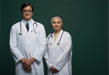 Portrait of a female doctor smiling with a doctor Foto de stock - Con derechos protegidos, Código: 857-03554173