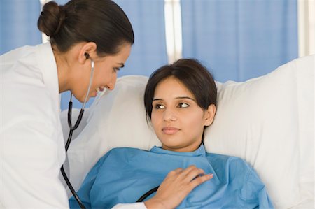 patient happy in bed - Femme médecin examine un patient, Gurgaon, Haryana, Inde Photographie de stock - Rights-Managed, Code: 857-03554261