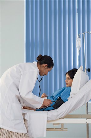 Female doctor checking woman's blood pressure, Gurgaon, Haryana, India Foto de stock - Con derechos protegidos, Código: 857-03554263