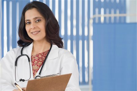 simsearch:857-03554275,k - Portrait of a female doctor smiling, Gurgaon, Haryana, India Fotografie stock - Rights-Managed, Codice: 857-03554277