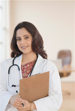 simsearch:857-03554275,k - Portrait of a female doctor smiling, Gurgaon, Haryana, India Fotografie stock - Rights-Managed, Codice: 857-03554278