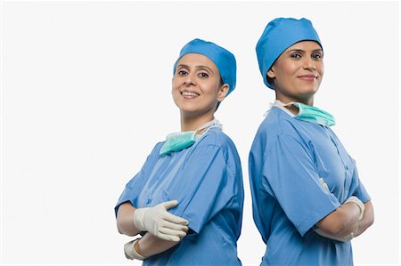 Porträt von zwei weiblichen Chirurgen lächelnd Rücken an Rücken Stockbilder - Lizenzpflichtiges, Bildnummer: 857-03554288