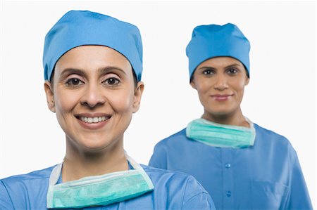simsearch:6122-07707366,k - Portrait of two female surgeons smiling Foto de stock - Con derechos protegidos, Código: 857-03554289