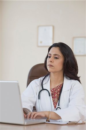 simsearch:695-05771285,k - Female doctor using a laptop, Gurgaon, Haryana, India Foto de stock - Direito Controlado, Número: 857-03554281