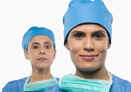 simsearch:6122-07707366,k - Portrait of two female surgeons smiling Foto de stock - Con derechos protegidos, Código: 857-03554291