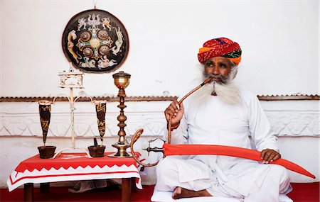 Homme tenant une épée et fumer, Fort de Meherangarh, Jodhpur, Rajasthan, Inde Photographie de stock - Rights-Managed, Code: 857-03553569
