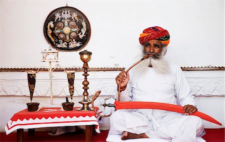 Man holding a sword and smoking, Meherangarh Fort, Jodhpur, Rajasthan, India Foto de stock - Con derechos protegidos, Código: 857-03553569