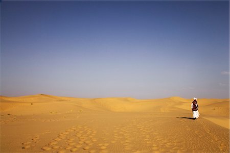 rajasthan - Man standing in a desert, Thar Desert, Jaisalmer, Rajasthan, India Foto de stock - Con derechos protegidos, Código: 857-03553611