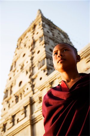 simsearch:857-03553644,k - Jour de moine rêvant devant un temple, Temple de la Mahabodhi, Bodhgaya, Gaya, Bihar, Inde Photographie de stock - Rights-Managed, Code: 857-03553654