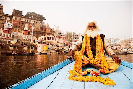 simsearch:630-03482494,k - Sadhu sitting in a boat and praying, Ganges River, Varanasi, Uttar Pradesh, India Fotografie stock - Rights-Managed, Codice: 857-03553673