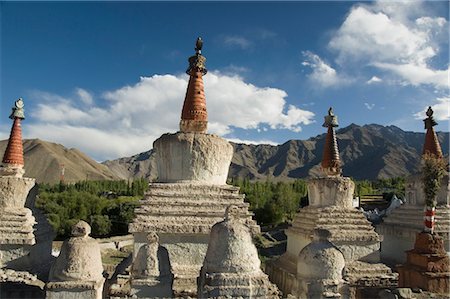 Chortens avec une chaîne de montagnes à l'arrière-plan, Jammu and Kashmir, Ladakh, Inde Photographie de stock - Rights-Managed, Code: 857-03553710