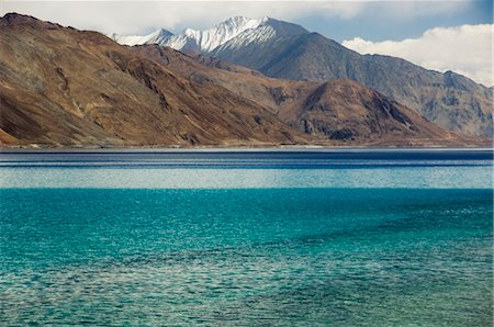 Lake with mountain ranges in the background, Pangong Tso Lake, Ladakh, Jammu and Kashmir, India Foto de stock - Con derechos protegidos, Código: 857-03553745