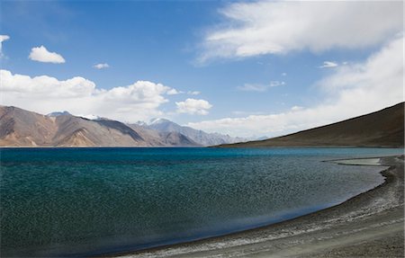 Lake with mountain ranges in the background, Pangong Tso Lake, Ladakh, Jammu and Kashmir, India Foto de stock - Con derechos protegidos, Código: 857-03553749