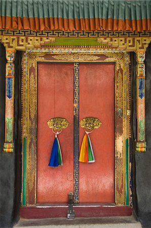 Gros plan de drapeaux suspendus avec des heurtoirs de porte dans un monastère, le monastère de Likir, Jammu and Kashmir, Ladakh, Inde Photographie de stock - Rights-Managed, Code: 857-03553759