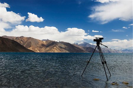 Caméra sur un trépied au bord du lac avec les montagnes en arrière-plan, le lac Pangong Tso, Jammu and Kashmir, Ladakh, Inde Photographie de stock - Rights-Managed, Code: 857-03553750