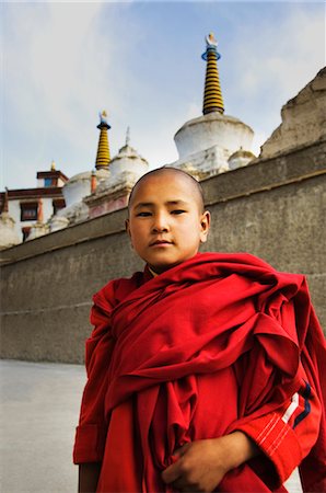 education religion - Moine enfant debout devant un monastère, le monastère de Lamayuru, Jammu and Kashmir, Ladakh, Inde Photographie de stock - Rights-Managed, Code: 857-03553765
