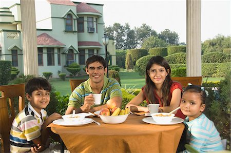 Famille autour d'une table de petit déjeuner, New Delhi, Inde Photographie de stock - Rights-Managed, Code: 857-03553794