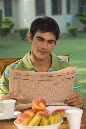 simsearch:857-03553838,k - Homme lisant un journal dans une table de petit déjeuner, New Delhi, Inde Photographie de stock - Rights-Managed, Code: 857-03553793