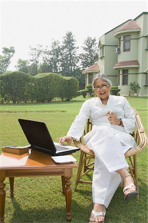 simsearch:857-03193142,k - Femme travaillant sur un ordinateur portable dans une pelouse, New Delhi, Inde Photographie de stock - Rights-Managed, Code: 857-03553852