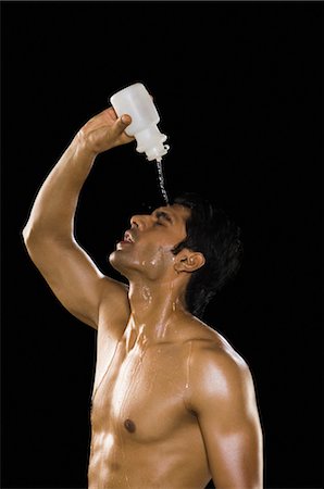 physique - Man pouring water on his face during exercise Stock Photo - Rights-Managed, Code: 857-03553909