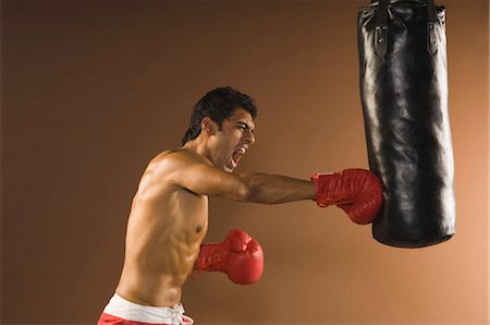 Male boxer showing aggression during practice Foto de stock - Con derechos protegidos, Código: 857-03553923