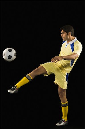 simsearch:622-02198608,k - Man playing soccer Foto de stock - Con derechos protegidos, Código: 857-03553944