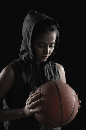 simsearch:857-03553979,k - Gros plan d'une jeune femme tenant un ballon de basket Photographie de stock - Rights-Managed, Code: 857-03553993