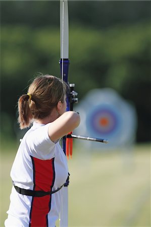 Young Female Archer Aiming at Target Foto de stock - Direito Controlado, Número: 858-05604904