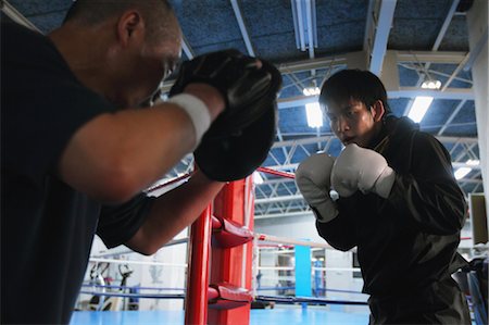 saco para socar - Boxer and Trainer Training Foto de stock - Direito Controlado, Número: 858-05799239