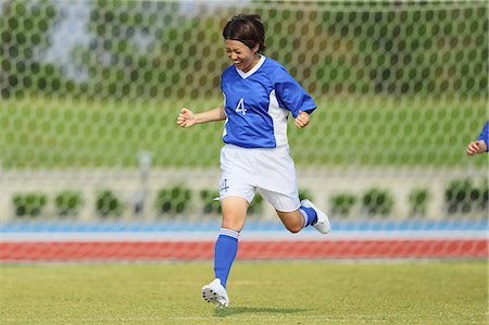 simsearch:858-06617747,k - Woman Playing Soccer Foto de stock - Con derechos protegidos, Código: 858-06617748