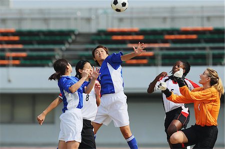 Women Playing Soccer Foto de stock - Con derechos protegidos, Código: 858-06617742