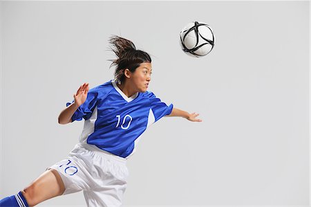 futbolista (mujer) - Woman In Soccer Uniform Practicing With Ball Photographie de stock - Rights-Managed, Code: 858-06617818