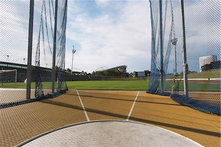 simsearch:632-05991741,k - Athletic Field Throwing Cage Photographie de stock - Rights-Managed, Code: 858-06756247