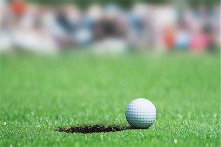 pelota de golf - Golf Ball On Green Next to Hole Foto de stock - Con derechos protegidos, Código: 858-06756446