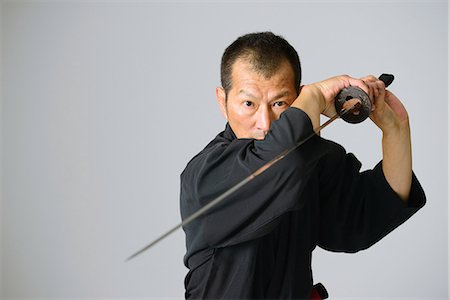 Japanese sword master performing his craft Stockbilder - Lizenzpflichtiges, Bildnummer: 858-08421563