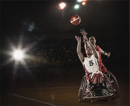 simsearch:858-07653571,k - Wheelchair basketbal players in action Foto de stock - Direito Controlado, Número: 858-08421621