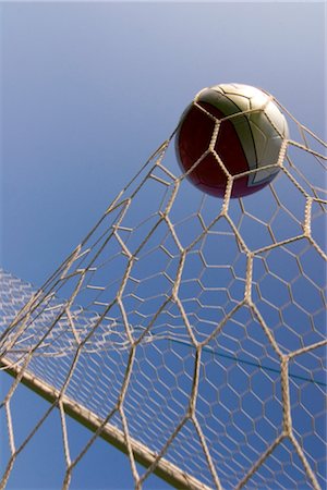 simsearch:858-03052829,k - Soccer Ball Flying Into Goal Fotografie stock - Rights-Managed, Codice: 858-03046481