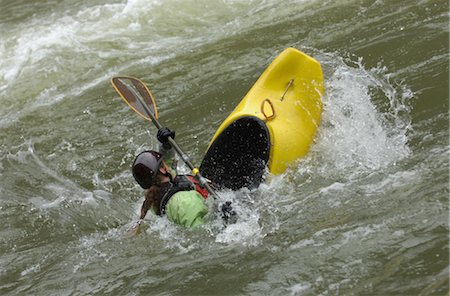 Kajakfahrer, die Verhandlungen über den Fluss Stockbilder - Lizenzpflichtiges, Bildnummer: 858-03047504