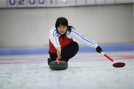 esporte de inverno - Young Girl Crouching Foto de stock - Direito Controlado, Número: 858-03048652