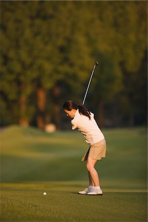 freizeitsport - Weibliche Golfspieler schlagen Kugel Stockbilder - Lizenzpflichtiges, Bildnummer: 858-03049317